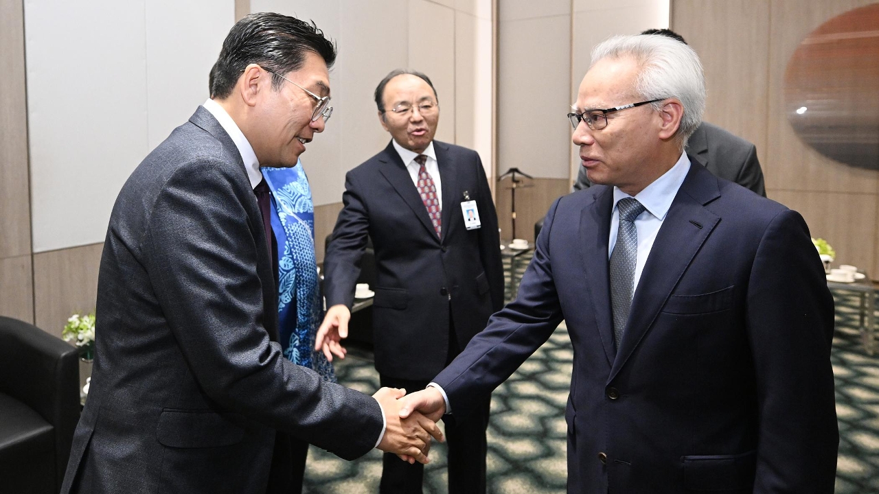 行政長官岑浩輝與馬來西亞投資、貿易和工業部副部長沈志勤一起會見隨同行政長官到訪吉隆坡的企業家代表。
