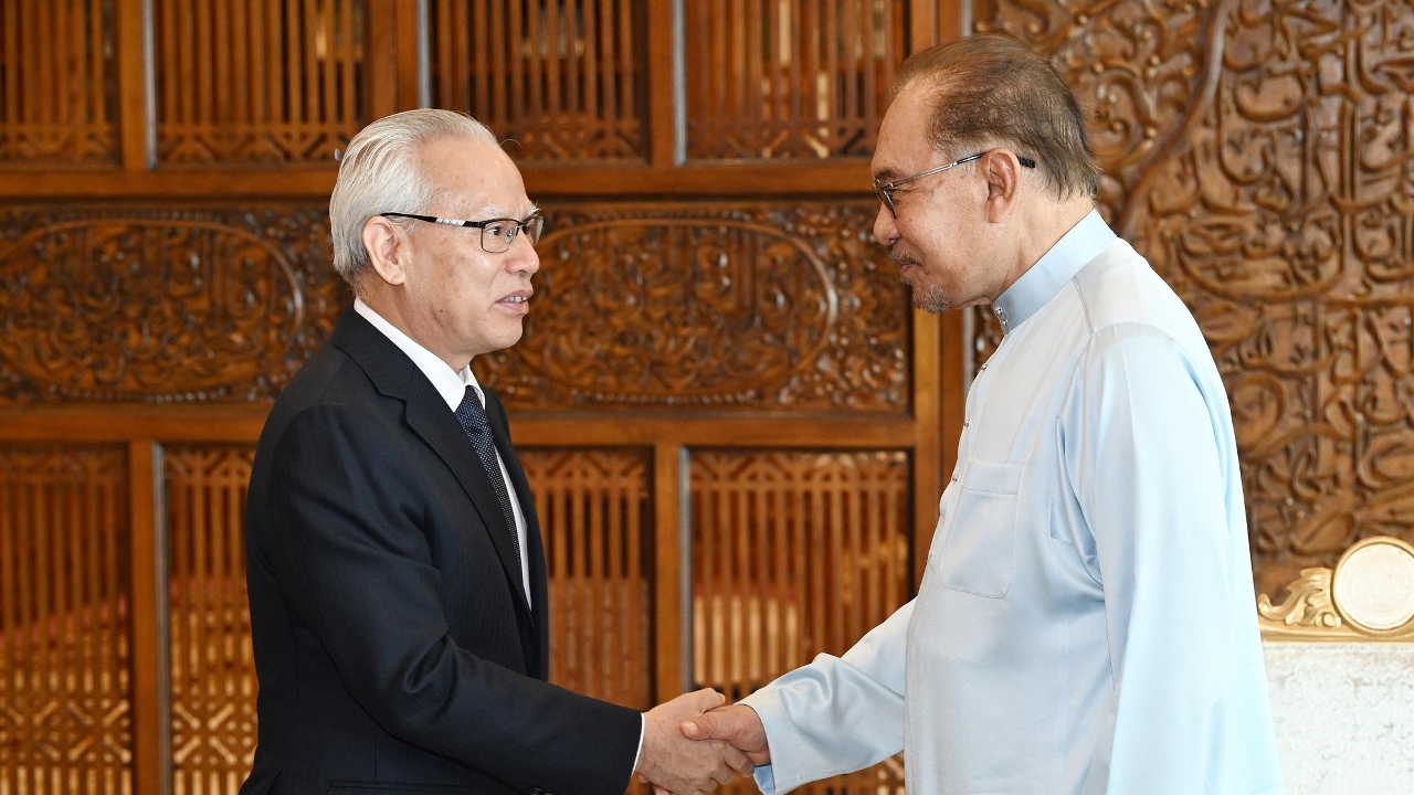 正在吉隆坡的行政長官岑浩輝拜會馬來西亞總理兼財政部長安瓦爾（Anwar Ibrahim）。