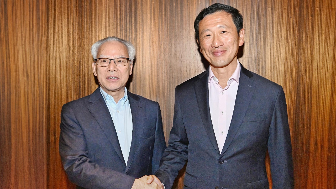 The Chief Executive, Mr Sam Hou Fai, meets with the Coordinating Minister for Social Policies and Minister for Health of Singapore, Mr Ong Ye Kung, in Singapore.