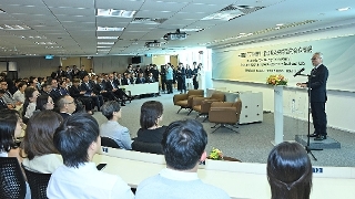 The Chief Executive, Mr Sam Hou Fai, delivers a speech at the National University of Singapore.