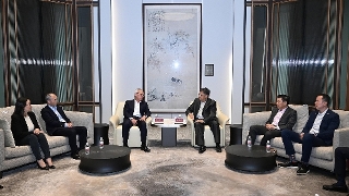 The Chief Executive, Mr Sam Hou Fai, visits the Singapore Chinese Chamber of Commerce and Industry, where he met and exchanged views with representatives from Singapore's Chinese community and business associations.