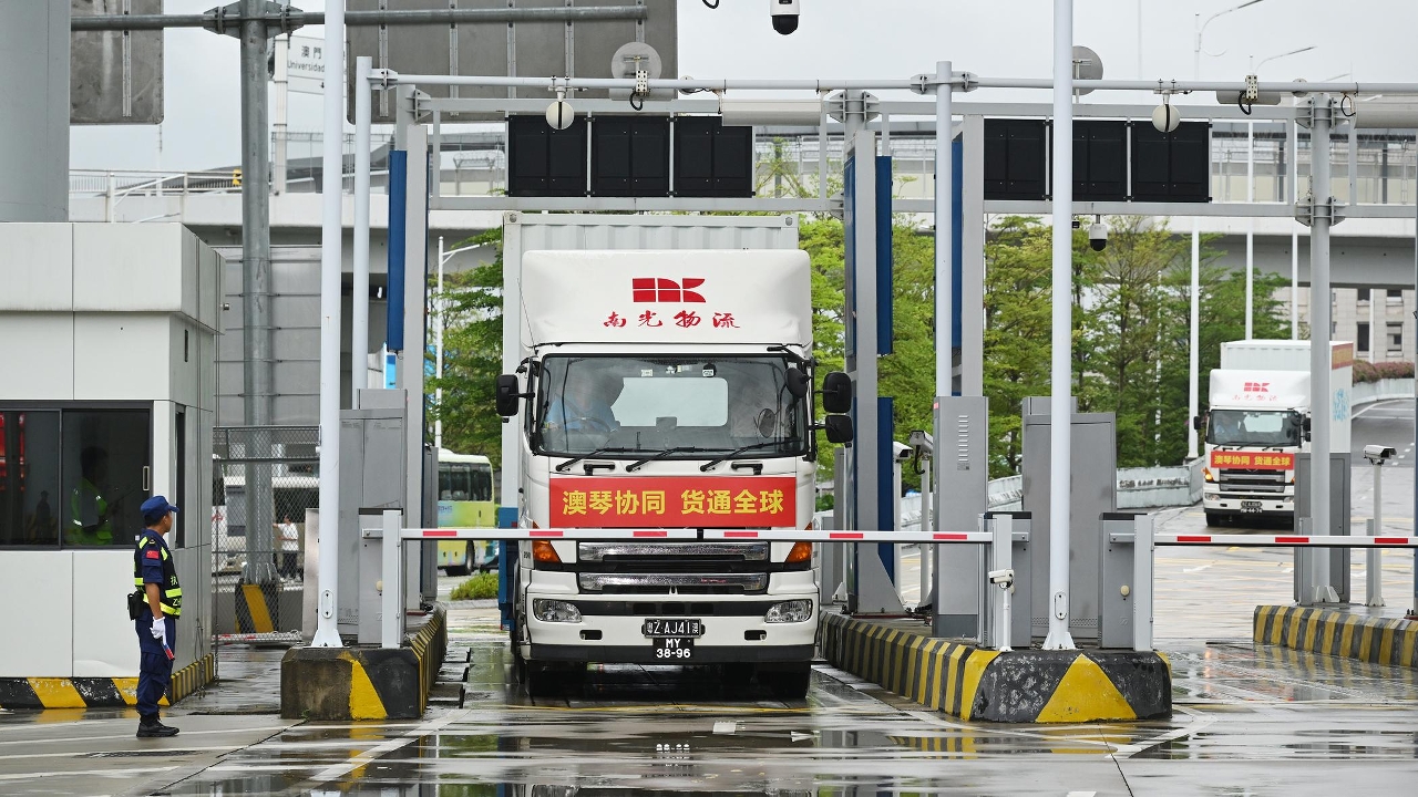 澳門國際機場橫琴前置貨站航空打板業務先行先試首單首飛的貨車經橫琴口岸前往澳門國際機場。