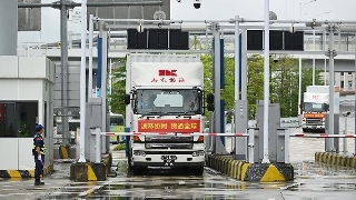 澳門國際機場橫琴前置貨站航空打板業務先行先試首單首飛的貨車經橫琴口岸前往澳門國際機場。