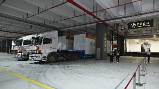 Após a cerimónia do lançamento do projecto-piloto do serviço de paletização no terminal de mercadorias do Aeroporto Internacional de Macau, em Hengqin, os camiões que transportam a primeira remessa de mercadorias , para as quais já foram concluídos os procedimentos de recepção para exportação, controlo de segurança e paletização, partem da Zona de Cooperação Aprofundada entre Guangdong e Macau em Hengqin com destino ao Aeroporto Internacional de Macau.