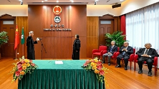 Chefe do Executivo interino, Wong Sio Chak, na cerimónia de tomada de posse do Juiz do Tribunal de Última Instância, Presidente e Juízas do Tribunal de Segunda Instância, Juízes Presidentes do Tribunal Colectivo e Juízes dos Tribunais de Primeira Instância.
