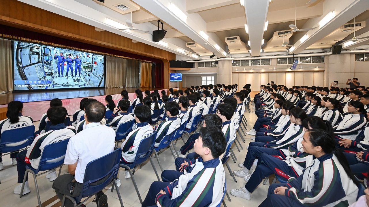 Várias escolas de Macau organizam a transmissão em directo da "Aula Tiangong: sessão exclusiva para Hong Kong e Macau", permitindo que professores e estudantes acompanhem o evento.