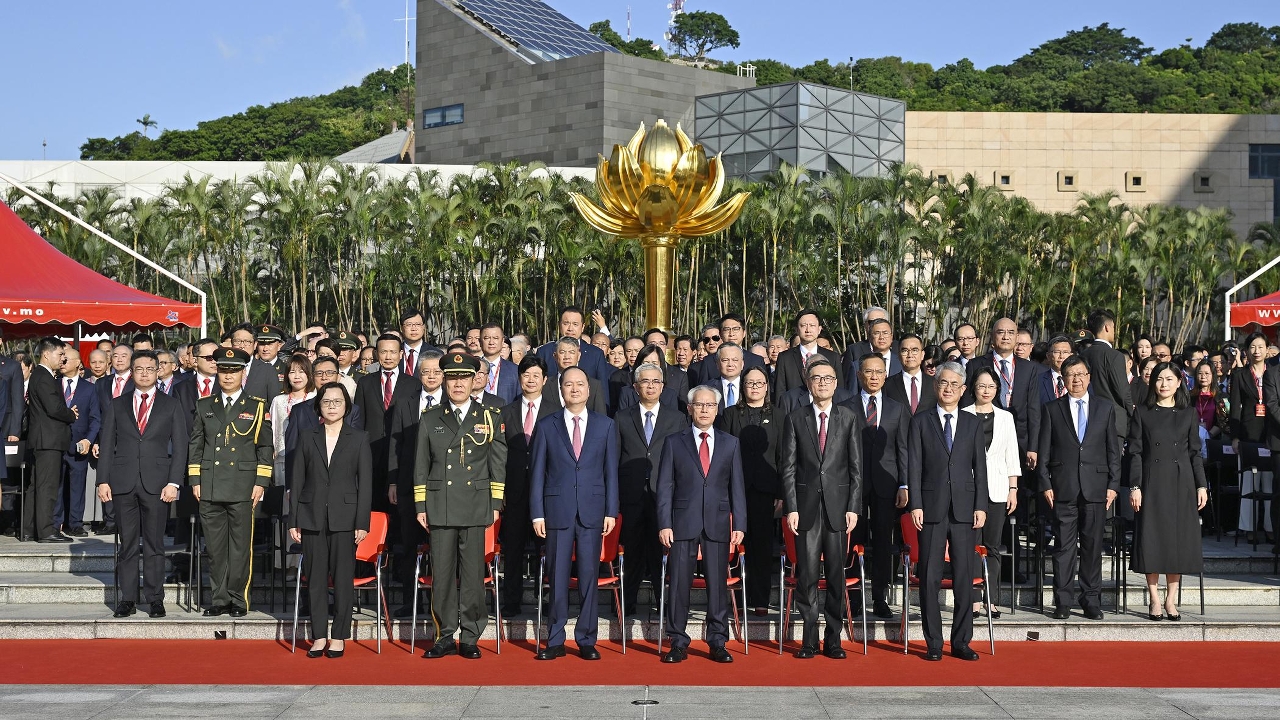 澳门特别行政区政府举行庆祝中华人民共和国成立77周年升旗仪式。