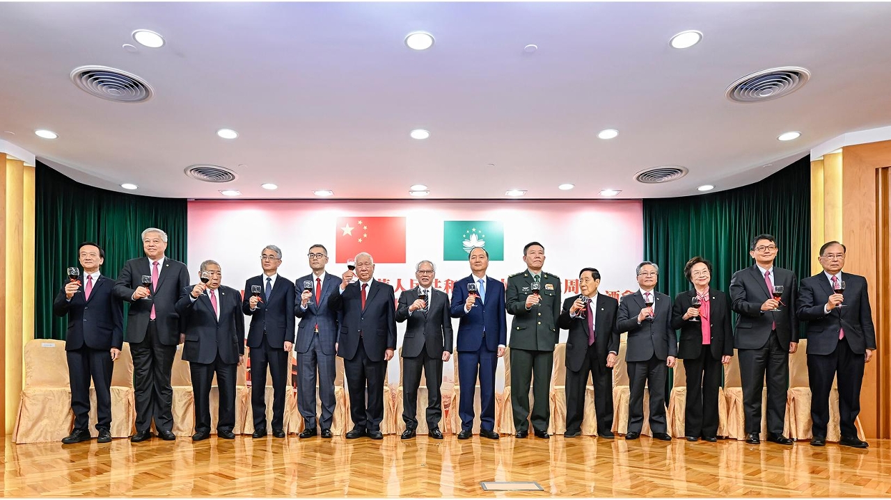 行政長官岑浩輝出席澳門中華總商會慶祝中華人民共和國成立77周年、慶祝澳門特別行政區成立27周年酒會。