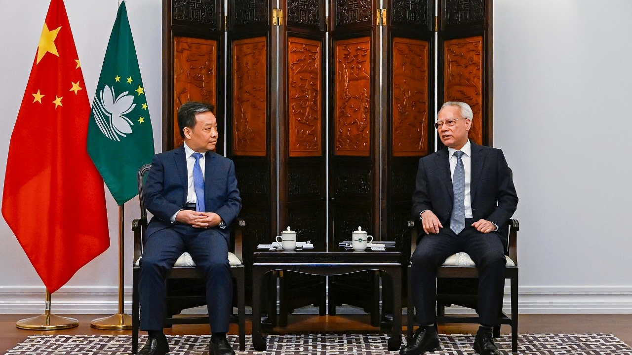 Chefe do Executivo, Sam Hou Fai, reúne-se com o membro do Comité Provincial de Guangdong do Partido Comunista da China (PCC)  e secretário do Comité Municipal de Shenzhen do PCC, Jin Lei, na Sede do Governo.