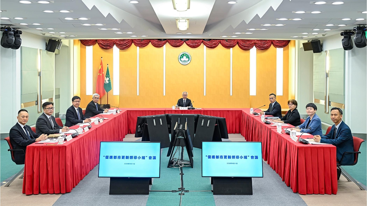 行政長官岑浩輝主持促進都市更新領導小組會議。