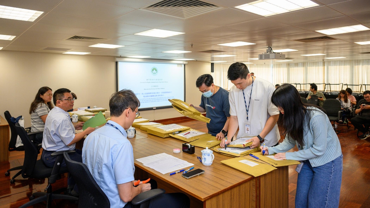 Officials of the Public Works Bureau open tender documents for the construction of a pedestrian overpass connecting Lot B1 to Lot B4 in New Urban Zone Area A.