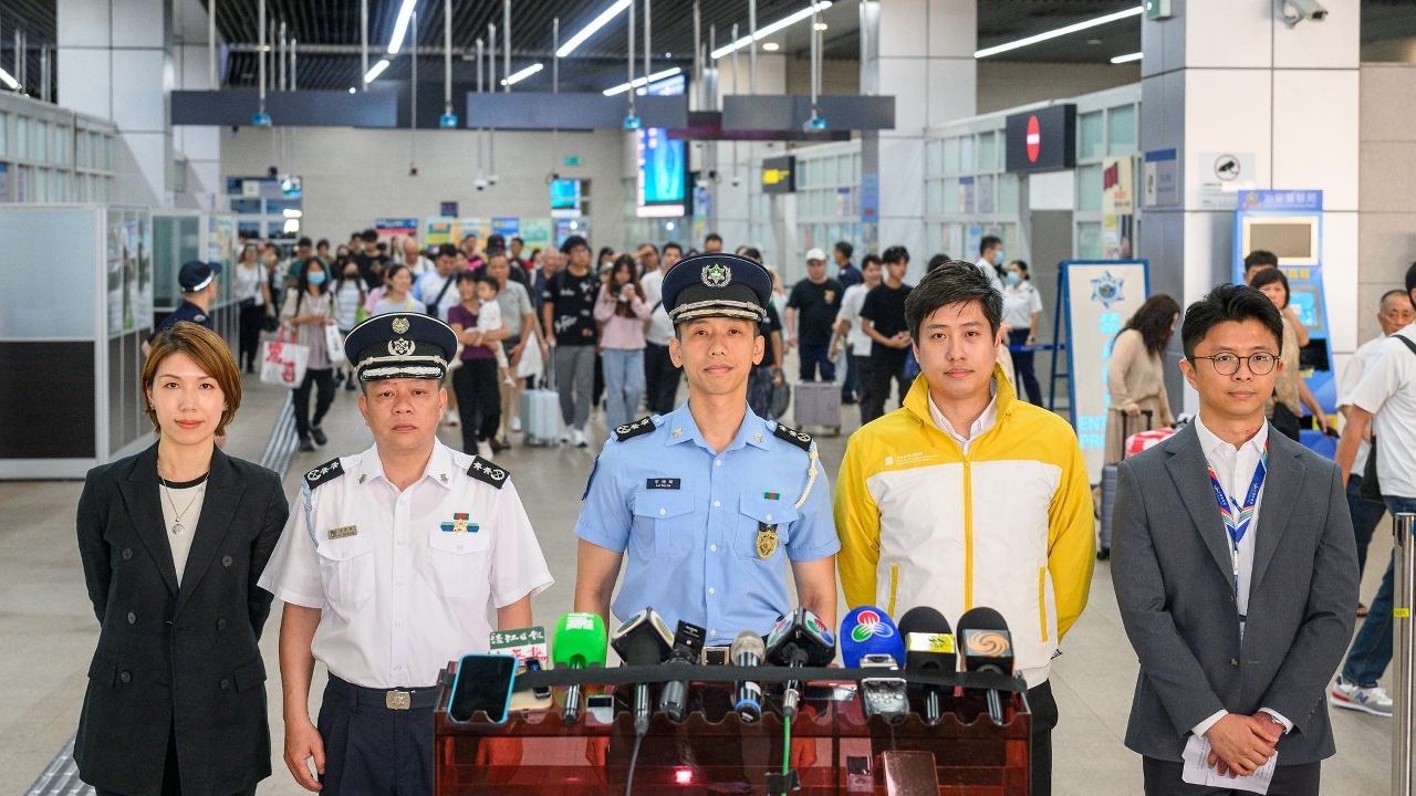 政府各相关部门代表向传媒介绍迎接“十‧一”长假期的准备工作。