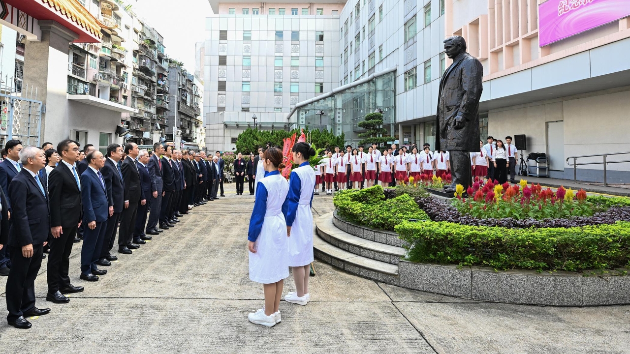 行政長官岑浩輝出席鏡湖醫院慈善會紀念辛亥革命115周年、孫中山先生誕辰160周年活動。