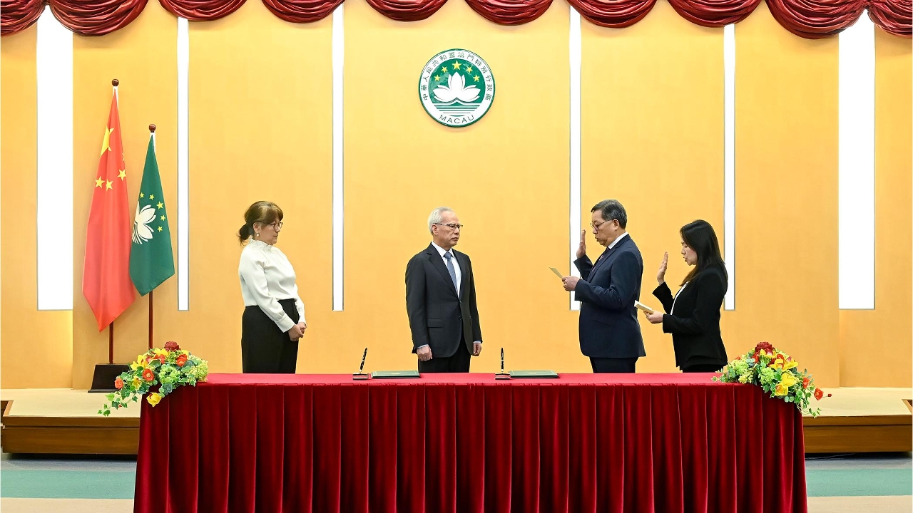 行政长官岑浩辉主持新闻局局长黄乐宜及副局长杨宝琴的宣誓就职仪式。
