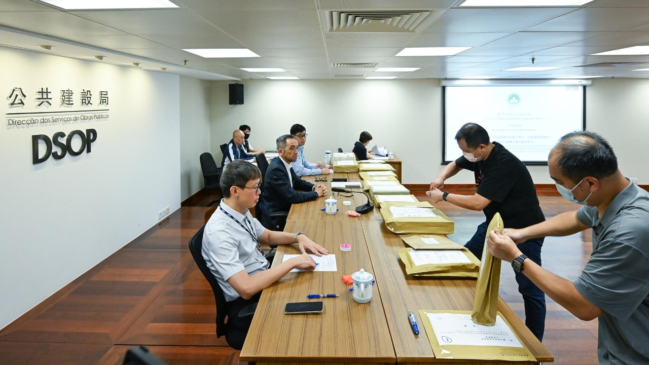 公共建設局就新城填海區A區連接A8地段至海濱綠化區行人天橋建造工程進行公開開標。