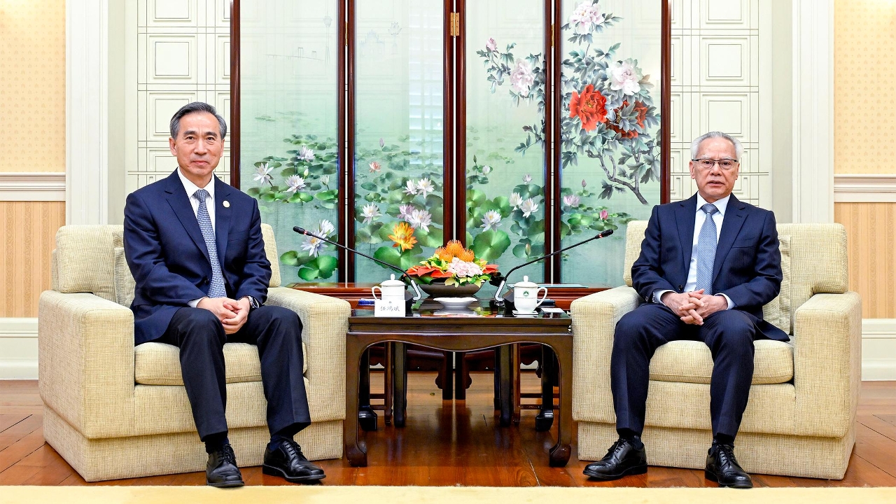 行政长官岑浩辉与中国国际贸易促进会会长任鸿斌会面。