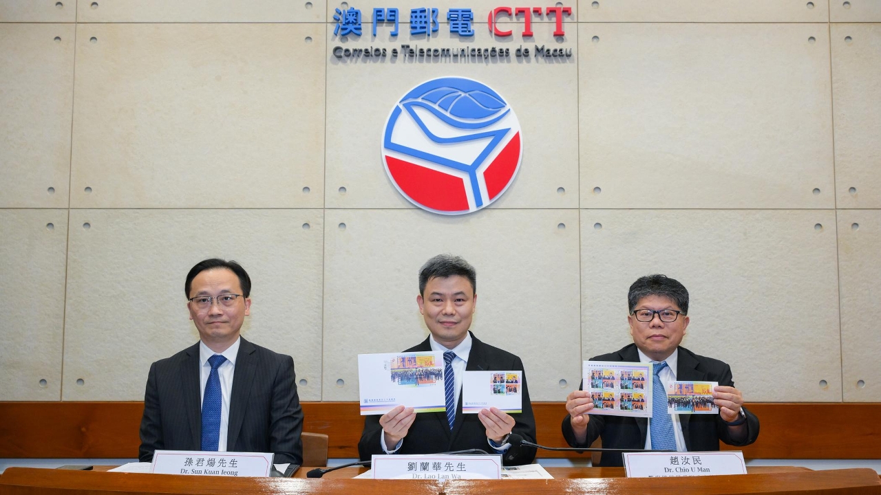 邮电局就发行“警察总局成立二十五周年”及“澳门海关成立二十五周年”纪念邮票事宜举行记者会。