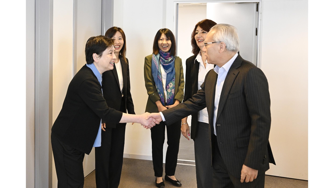 岑浩輝視察澳門駐世貿組織經貿辦事處
冀為澳門拓展對外經貿合作深化聯繫工作