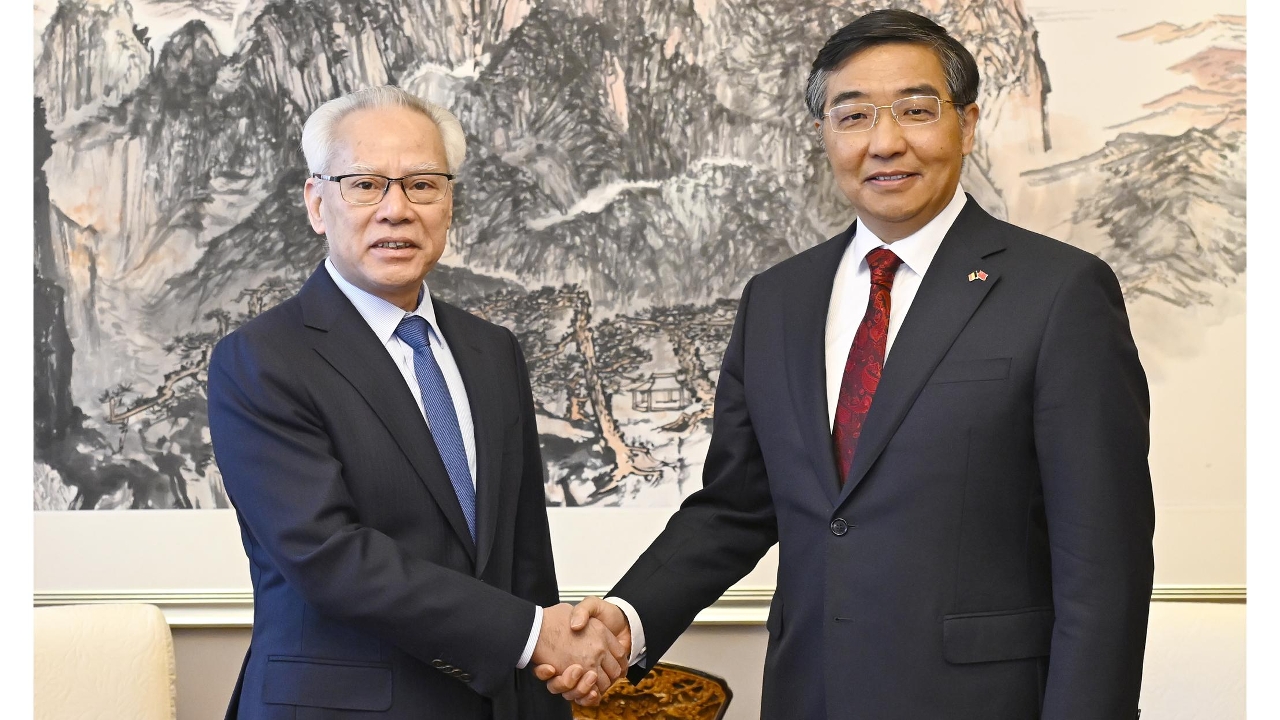 行政長官岑浩輝與中國駐比利時大使費勝潮會面