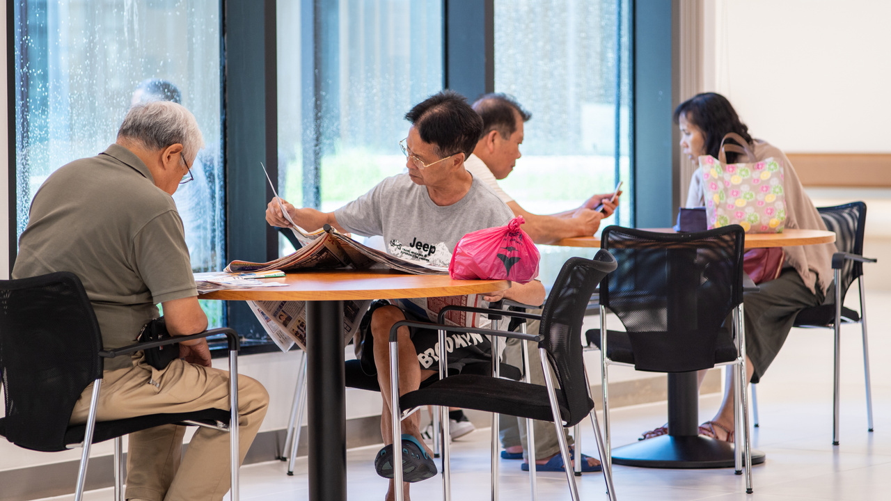 75岁或以上独居和两老家庭长者免费使用固网“平安通”服务