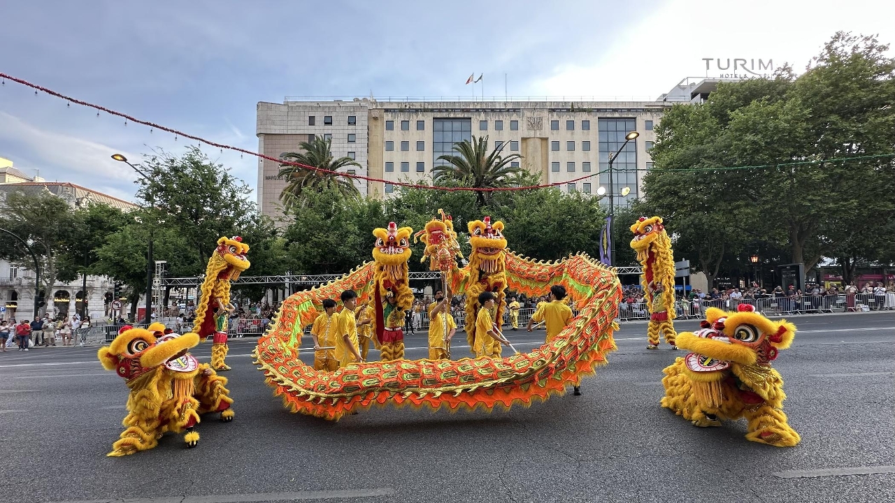 Continuar a expandir mercados de visitantes da Europa: DST participa nas Marchas Populares de Lisboa para promover coexistência multicultural de Macau