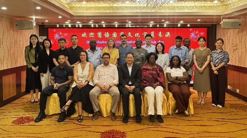 Intercâmbio entre a delegação cultural de países de língua oficial portuguesa e académicos de Macau