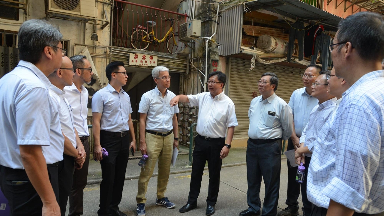 譚偉文聯同部門視察北區  指示全面檢視北區殘舊樓宇維修工作