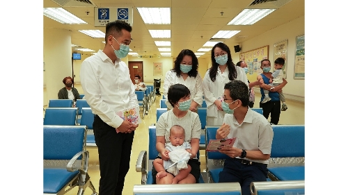 社会工作局与卫生局视察卫生中心及托儿所 关怀孕产妇及育儿家庭需求