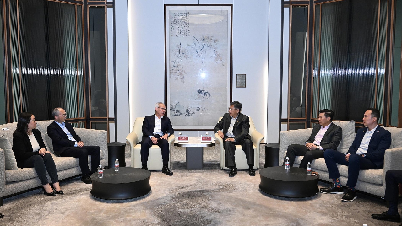 CE meets representatives of Singapore’s Chinese community and business associations