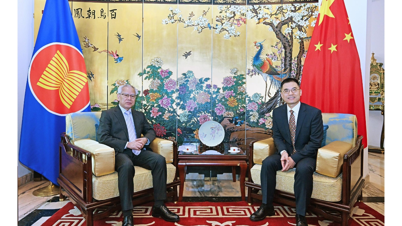 CE meets Head of China’s Mission to ASEAN during Jakarta visit