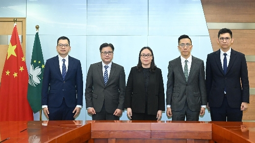 O director Yau Yun Wah e os subdirectores U U Sang e Chan Chou Weng da DSEDT tomaram posse hoje (dia 7)