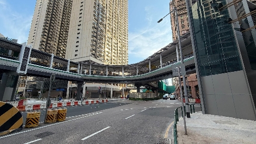 东北空中走廊长者公寓至海名居及乐居一段周二率先启用 人车分隔提升过路安全及出行便捷度