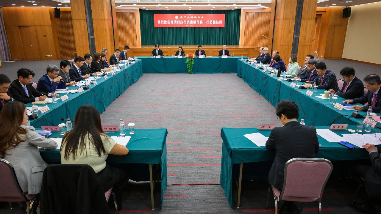 吴惠娴率经财团队收集社团对明年施政方针的意见