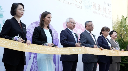 行政长官岑浩辉在葡萄牙澳门科学文化中心主礼“镜海融光：澳门与中西文明互鉴五百年展”开幕仪式。