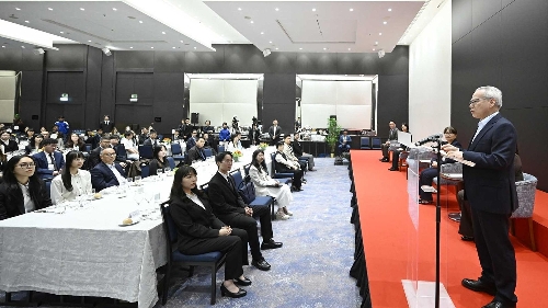 正在里斯本的行政长官岑浩辉与在葡萄牙升学的澳门学生会面交流