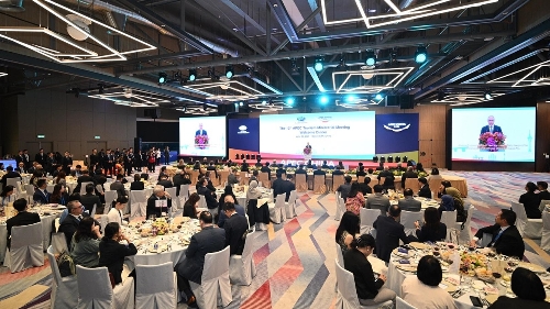Jantar de boas-vindas por ocasião da 13.ª Reunião Ministerial do Turismo da Cooperação Económica da Ásia-Pacífico (APEC ), realizado pelo Governo da Região Administrativa Especial de Macau e pelo Ministério da Cultura e Turismo da República Popular da China.