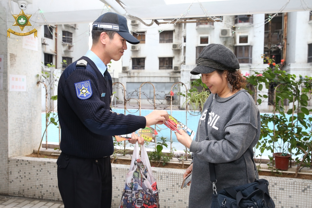 治安警察局人員向市民傳遞防罪意識及派發防罪宣傳品