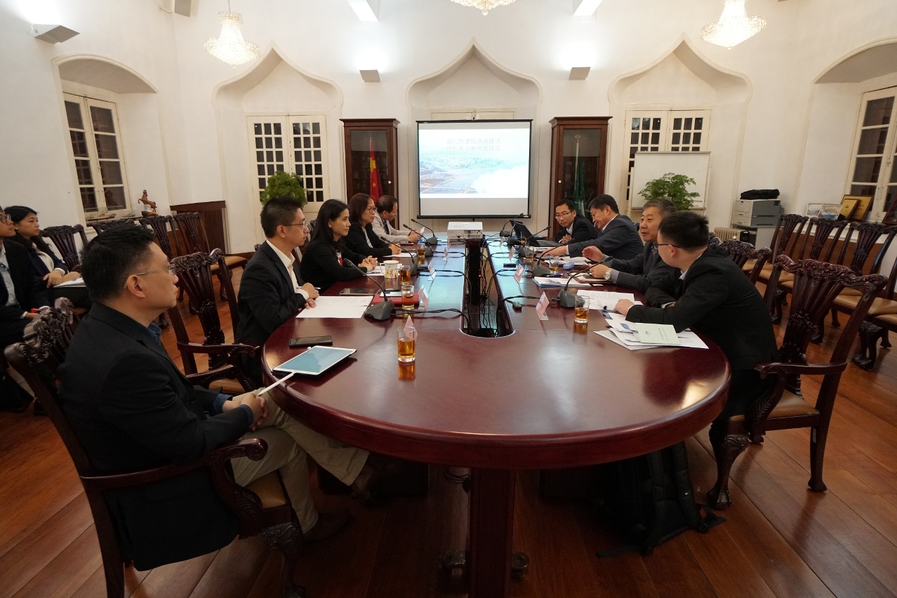 Delegação de académicos troca impressões com os responsáveis e representantes da Direcção dos Serviços de Assuntos Marítimos e de Água.