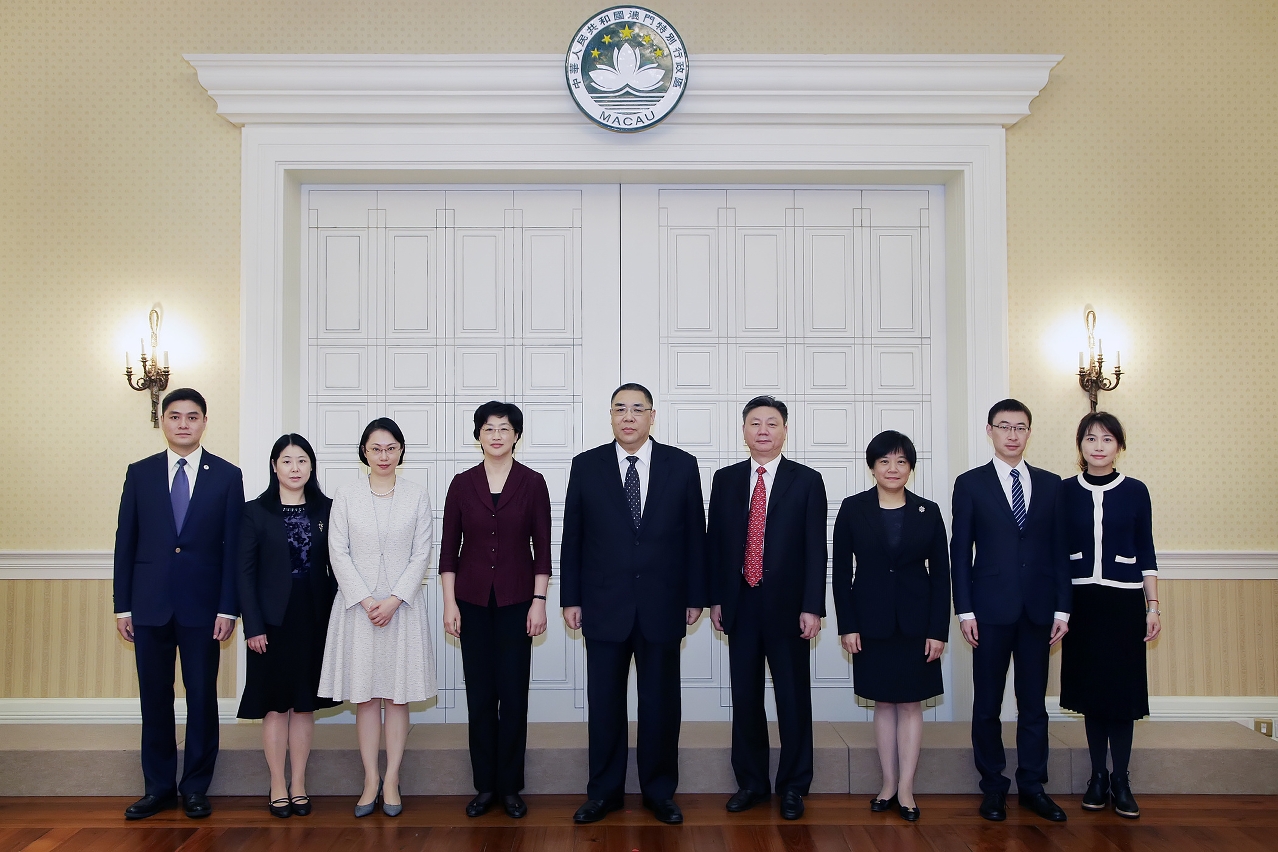 Encontro entre o Chefe do Executivo, Chui Sai On, e a membro do comité permanente do PCC do município de Xangai e chefe do Departamento da Frente Unida, Shi Xiaolin (4.ª à esq).