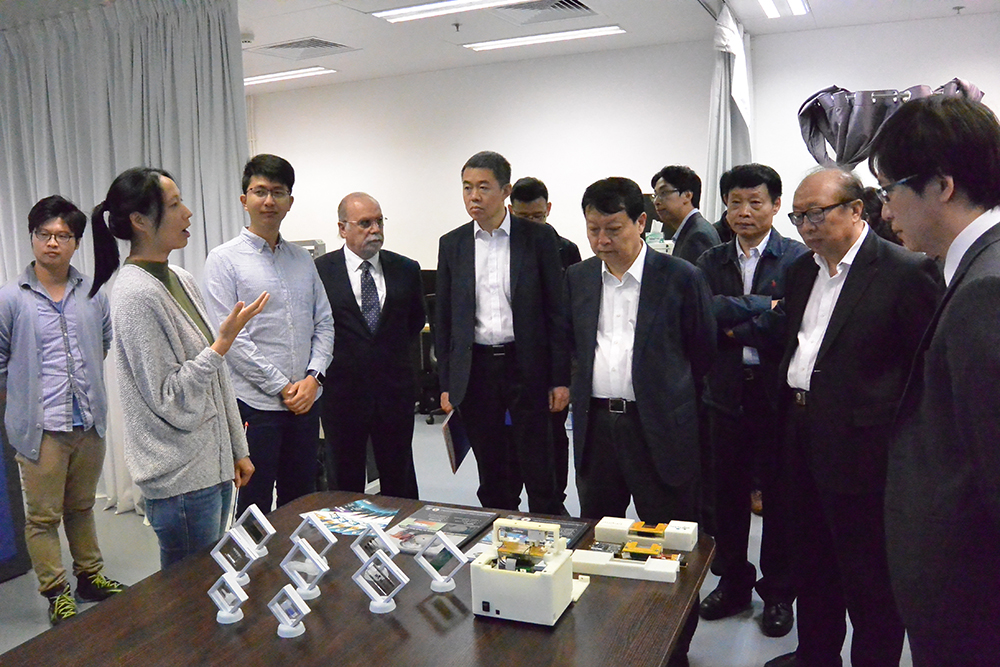 代表團參觀澳大國家重點實驗室