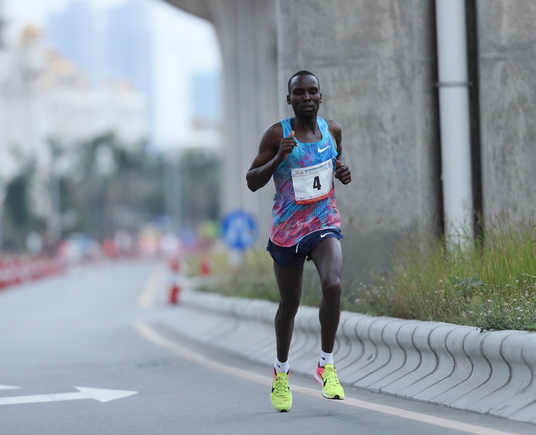 Vencedor nos masculinos Felix Kiptoo Kirwa liderando o grupo