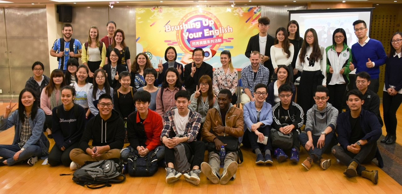 The award presentation ceremony for the English writing competition