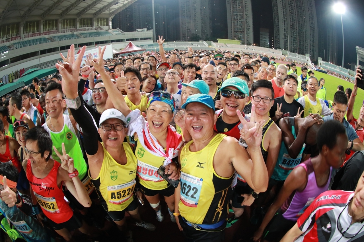 Atmosfera festiva no evento de maratona