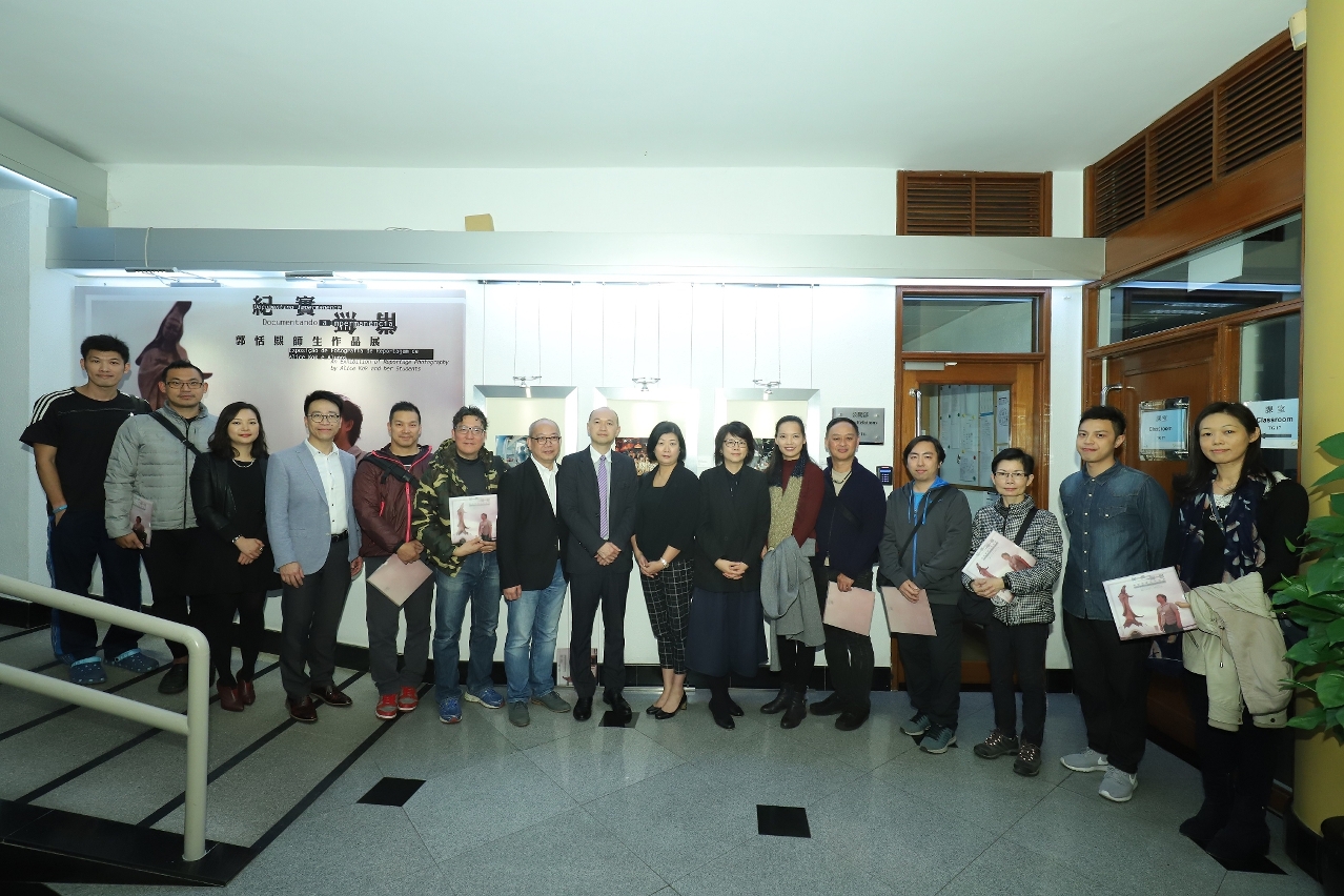 The local artist Ms. Alice Kok, Vice President of IFT, guests and students took a group photo