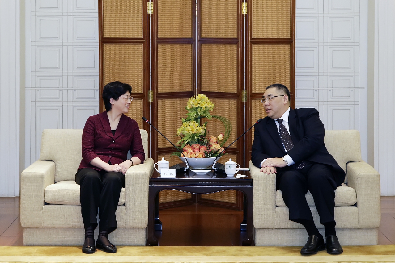 Encontro entre o Chefe do Executivo, Chui Sai On, e a membro do comité permanente do PCC do município de Xangai e chefe do Departamento da Frente Unida, Shi Xiaolin.