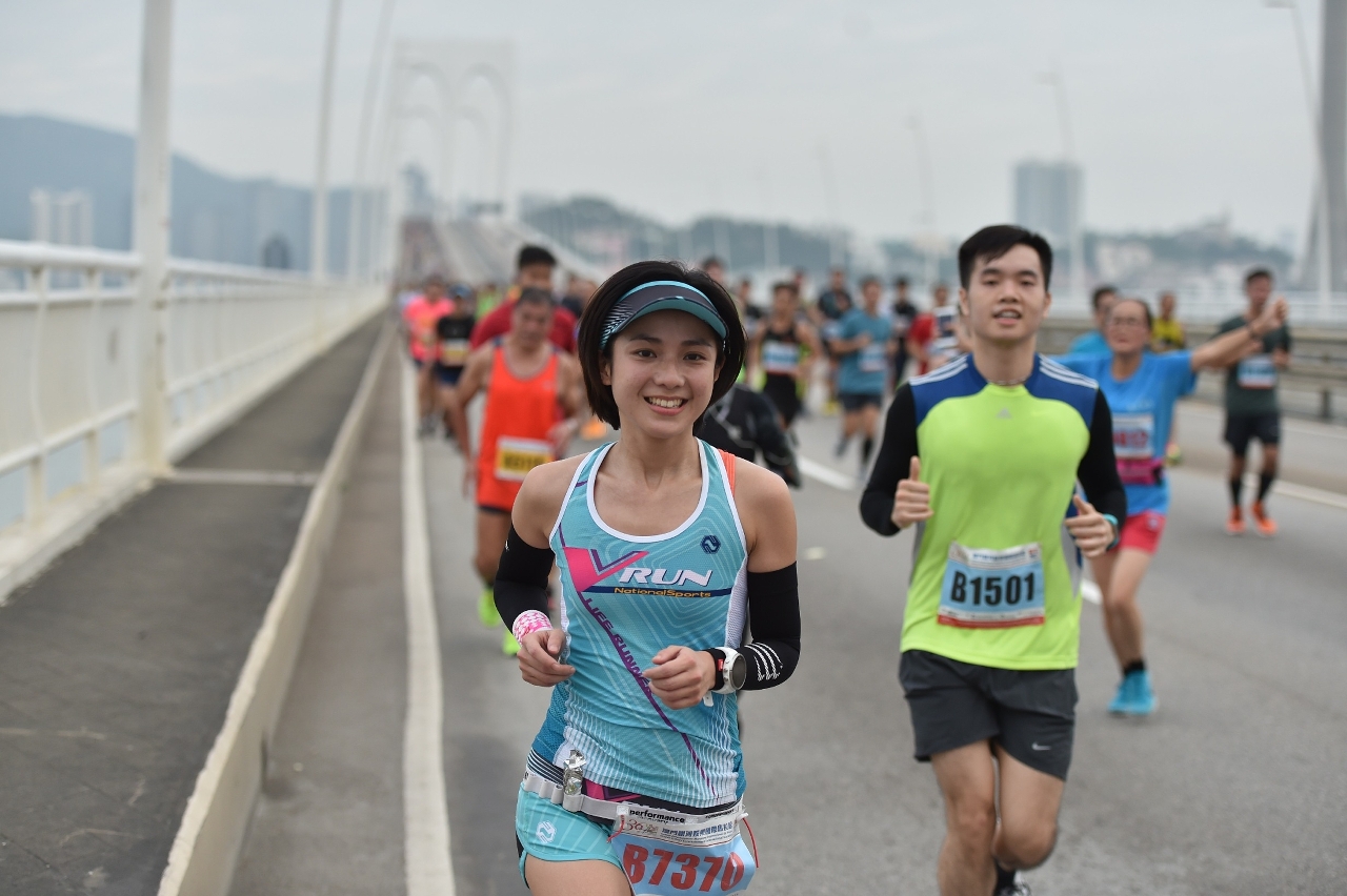 Atletas a apreciarem a participação da maratona