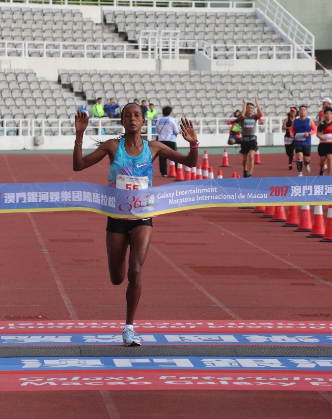 O momento em que Eunice Jepkirui Kirwa passou a meta