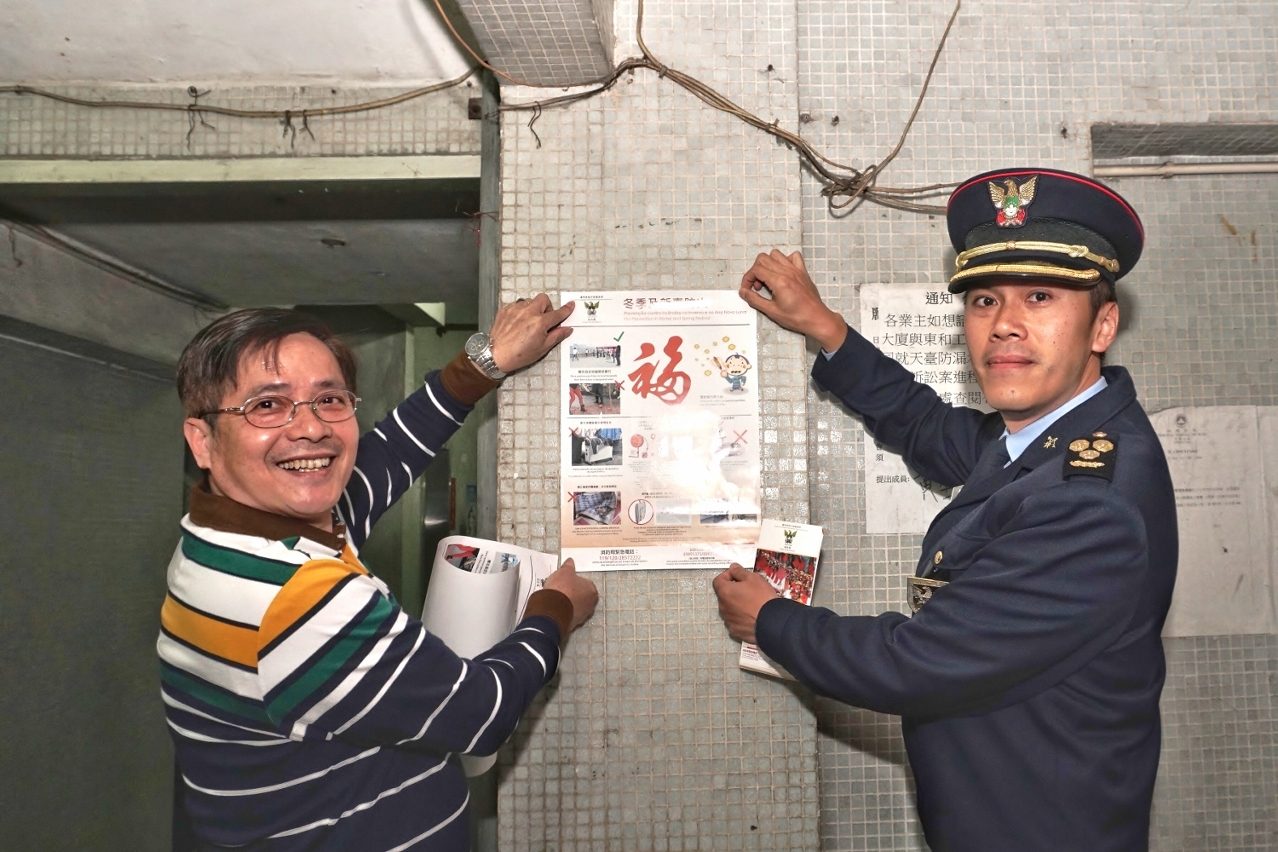 Distribuição de cartazes informativos junto dos edifícios da zona
