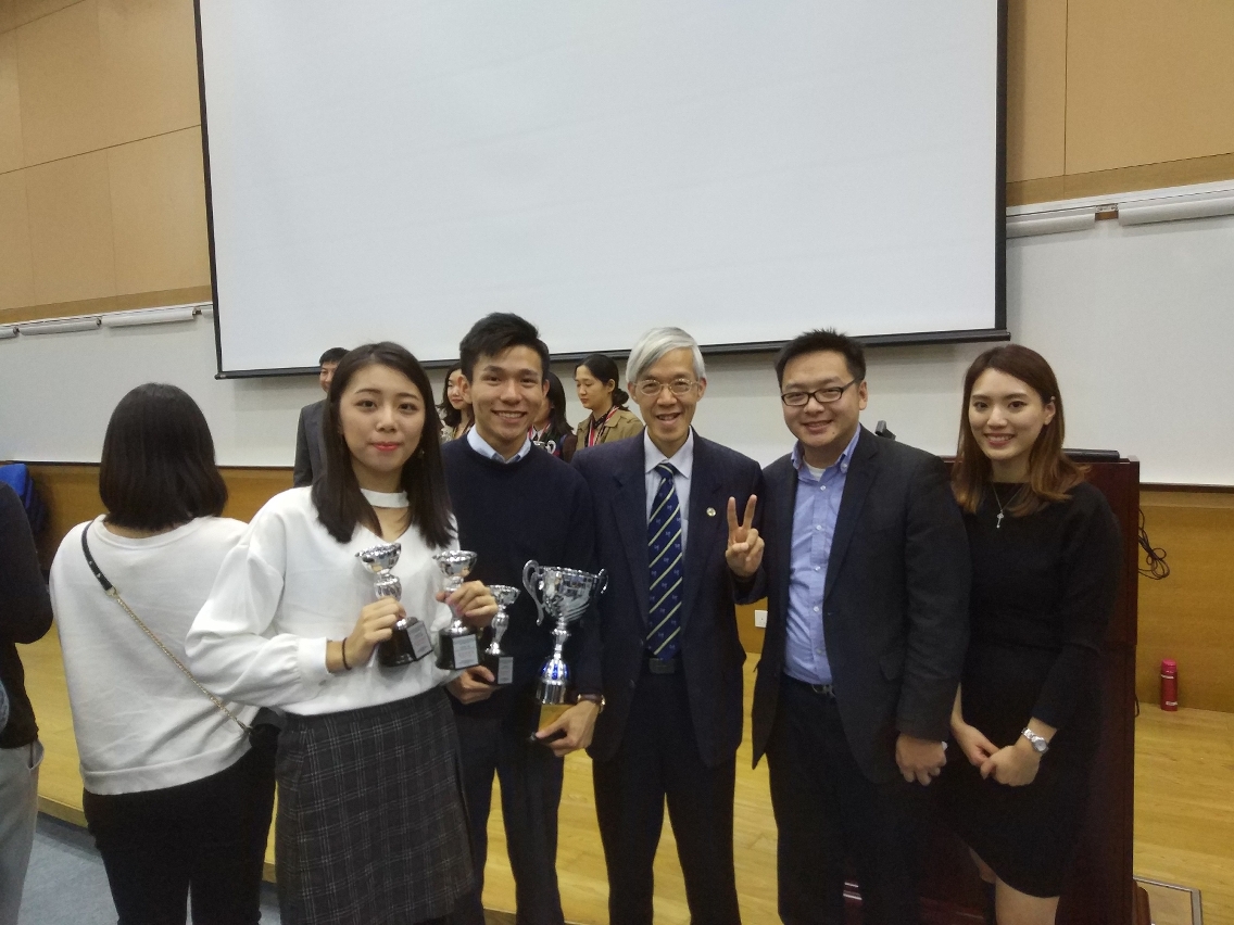得獎學生與學生事務長彭執中