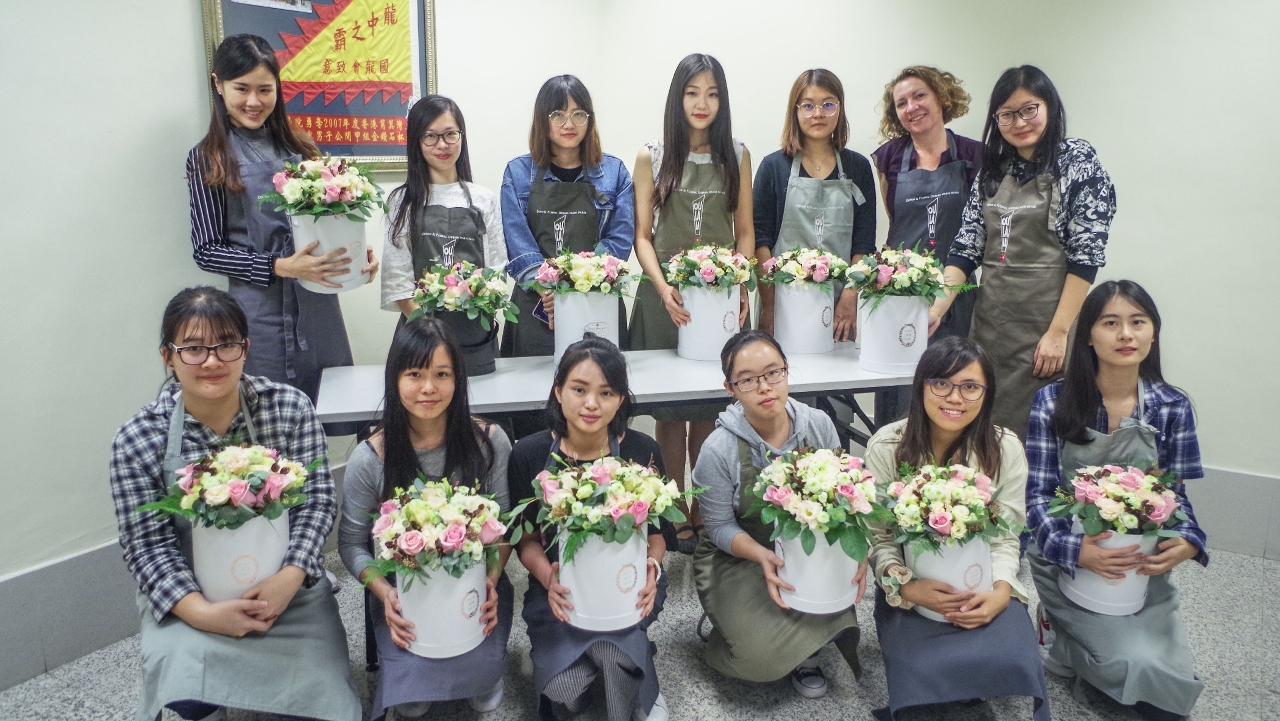 理工學生與導師於法式花藝工作坊合影